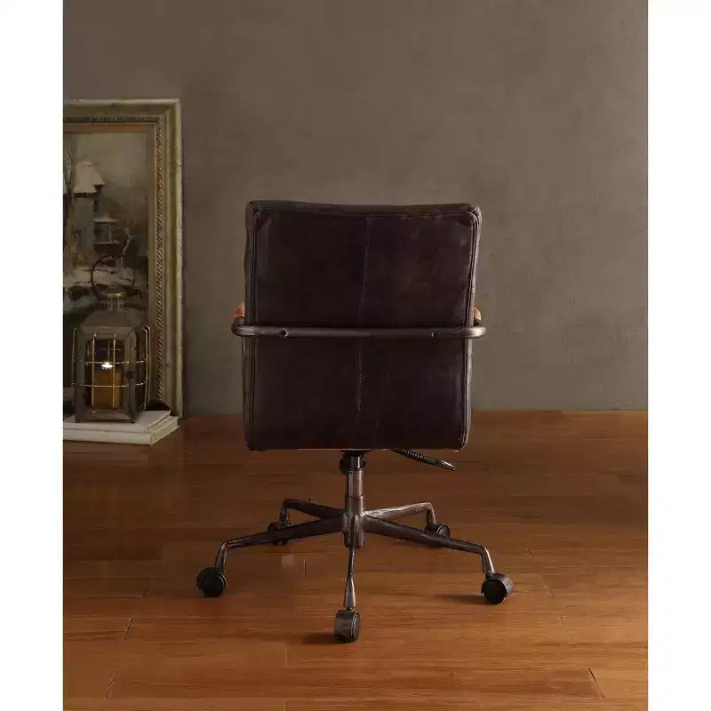 Sedia da scrivania Okak in pelle pieno fiore, sedia direzionale con braccioli in legno e struttura in metallo, sedia elegante e confortevole per casa e ufficio