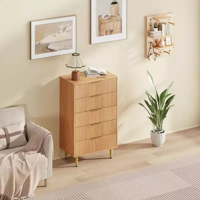 GustoWave Cassettiera scanalata per camera da letto con 5 cassetti, cassettiera in legno con maniglie e piedi in metallo, cassettiera naturale per soggiorno, camera da letto