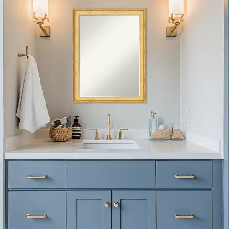 Specchio da bagno da parete Amanti Art Owen Gold Petite Bevel Wood 27 x 21 pollici