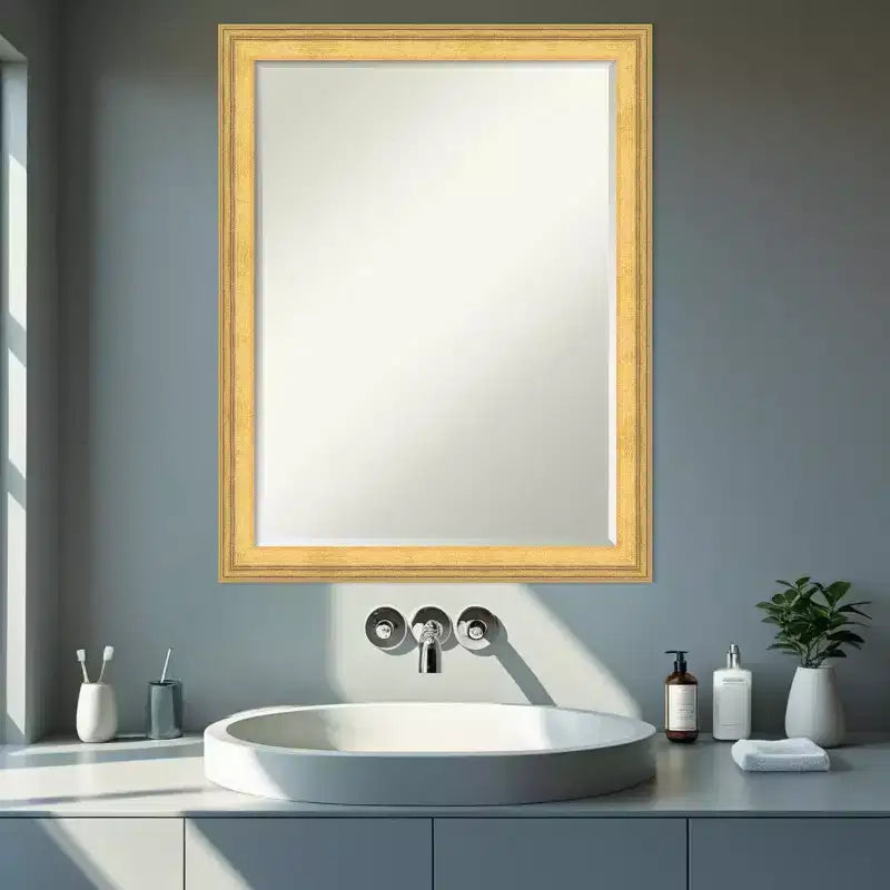 Specchio da bagno da parete Amanti Art Owen Gold Petite Bevel Wood 27 x 21 pollici